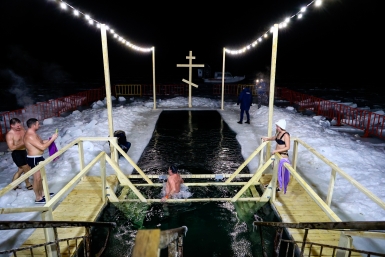 Эксперт объяснил, кому не стоит окунаться в прорубь Евгений Кулешов, ИА PrimaMedia