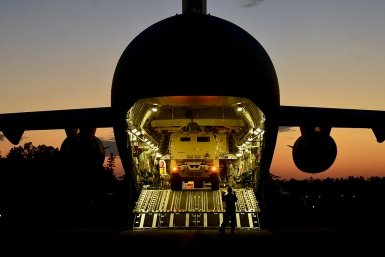 HIMARS во время выгрузки из самолёта Минобороны США