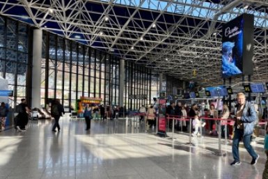 Турист из Москвы забыл в аэропорту Сочи сумку и тут же лишился 300 тысяч рублей Аэропорт Сочи