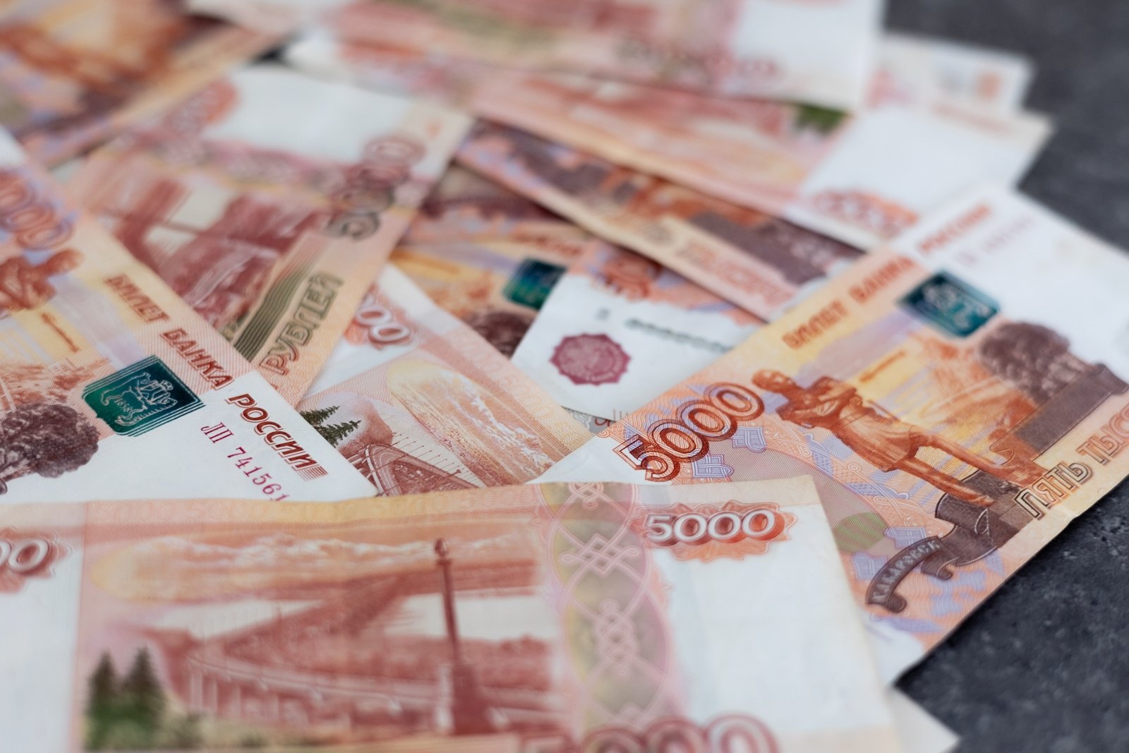 Средняя зарплата в России превысила 100 тысяч рублей Илья Аверьянов, ИА PrimaMedia.ru