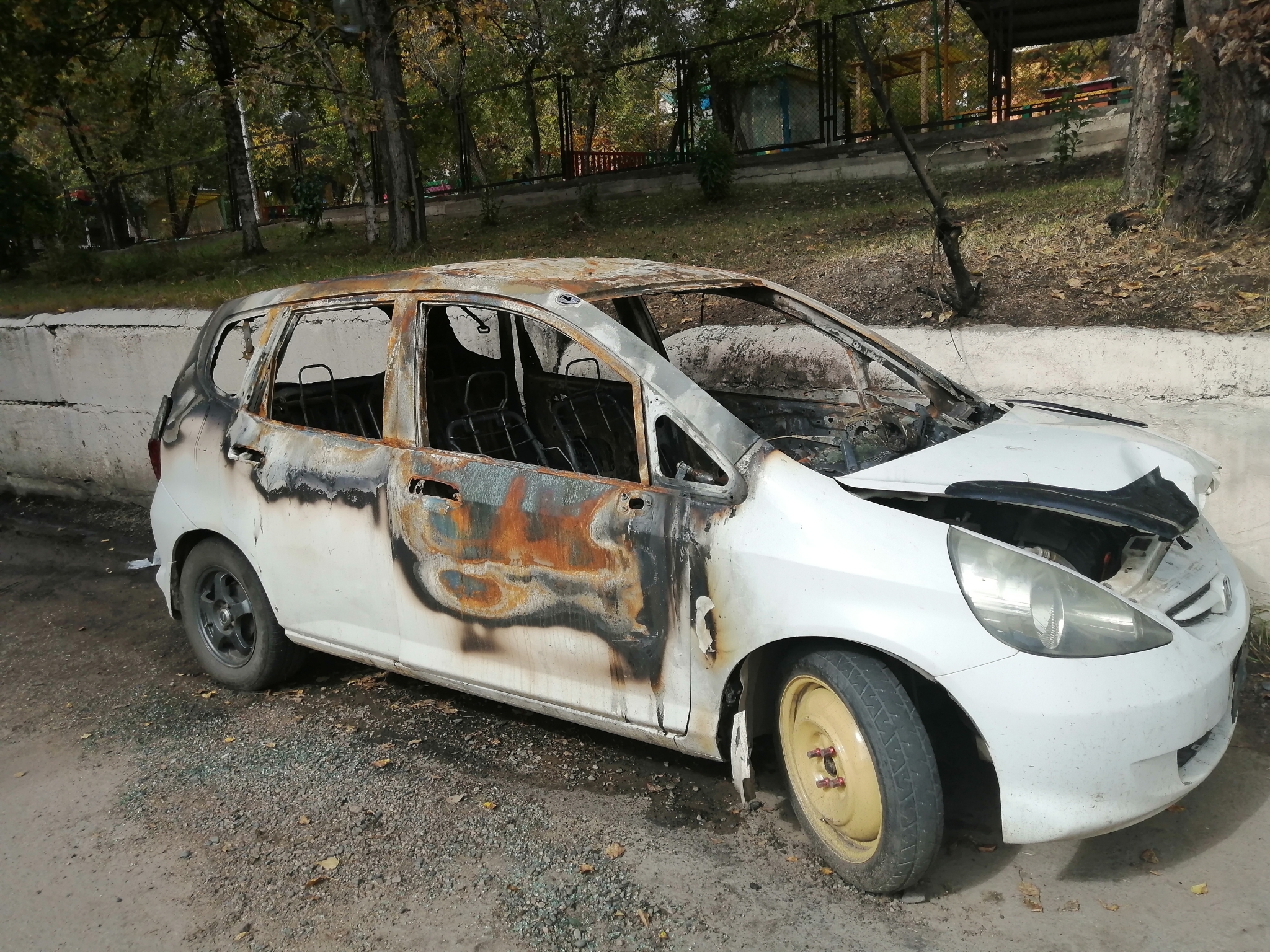 Из загоревшегося автомобиля можно выбраться через багажник Абрамченко Анета